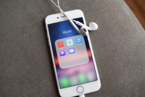 share sound from iPhone to two earphones